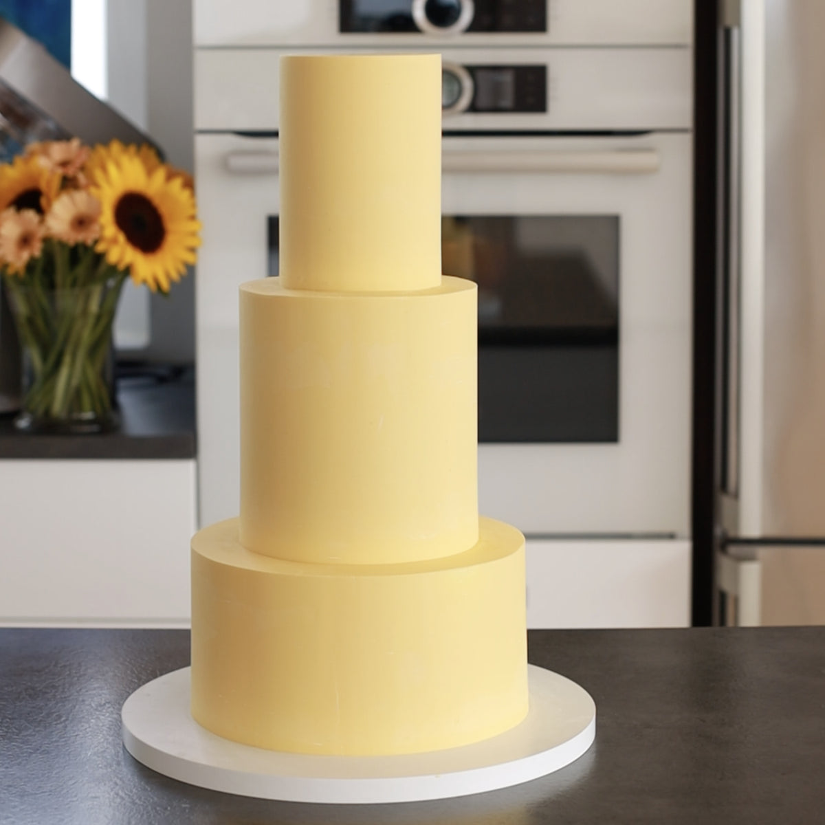 Dreistöckige Torte auf einer weißen Hauptplatte